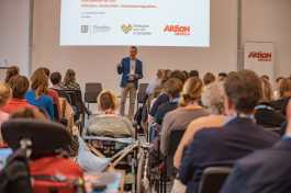 Redner vor Publikum 